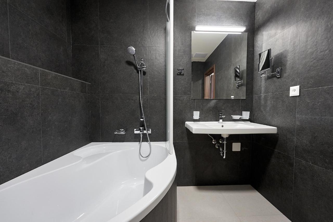 Wellness Hotel Queens 玛丽亚温泉 外观 照片