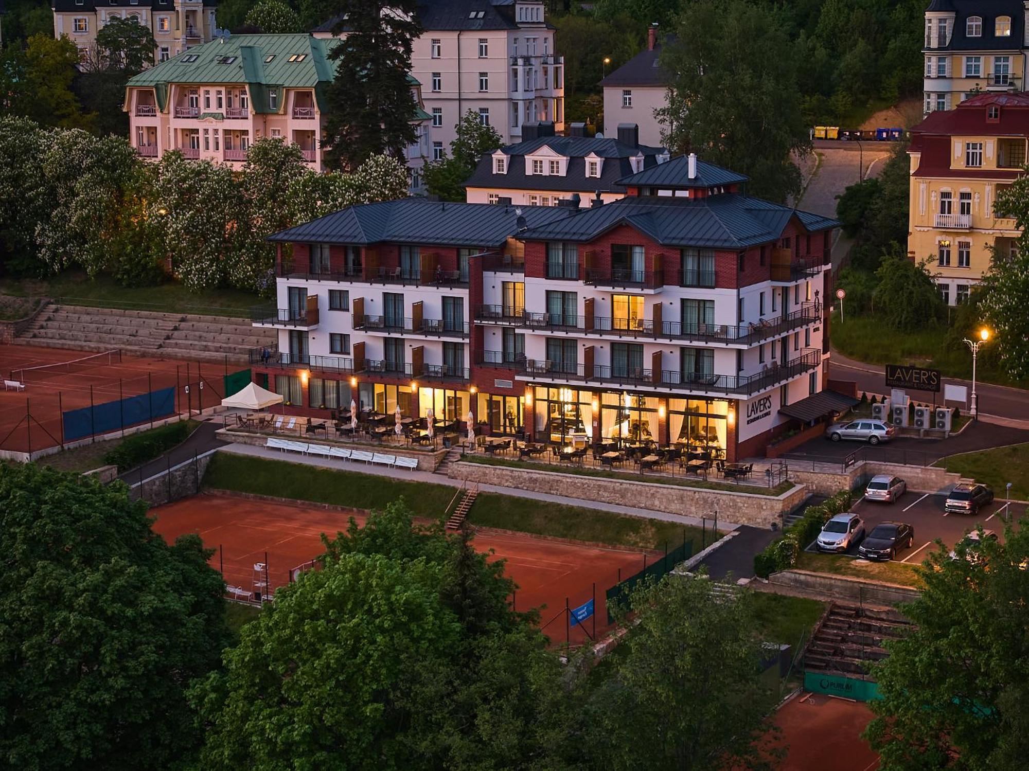 Wellness Hotel Queens 玛丽亚温泉 外观 照片