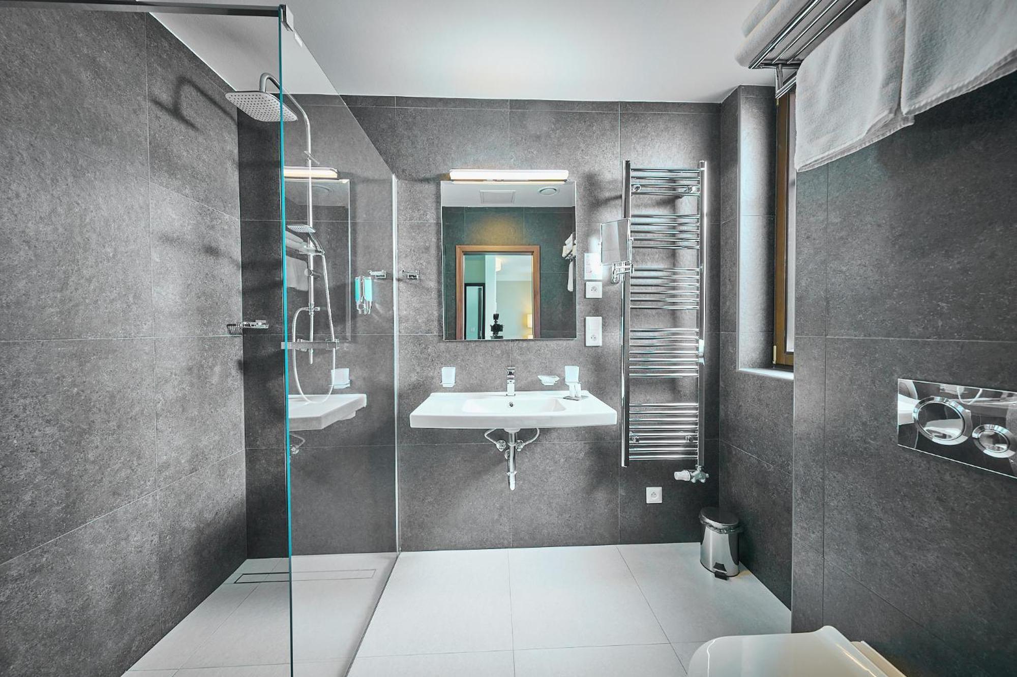 Wellness Hotel Queens 玛丽亚温泉 外观 照片
