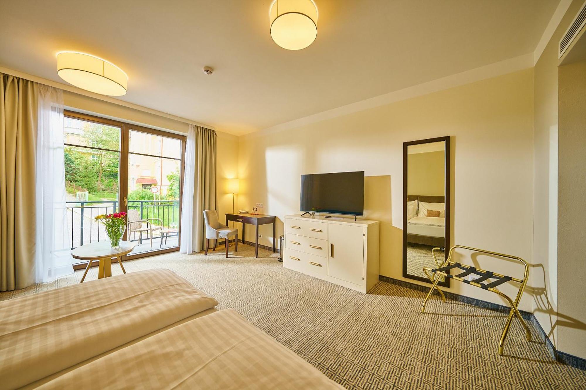 Wellness Hotel Queens 玛丽亚温泉 外观 照片